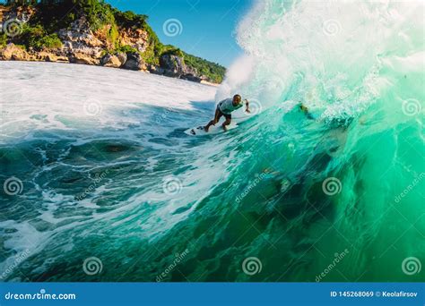 18 De Abril De 2019 Bali Indonsia Passeio Do Surfista Na Onda Do