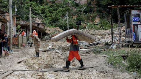 Ocho Muertos Entre Ellos Cuatro Niños Por Un Deslizamiento De Tierra