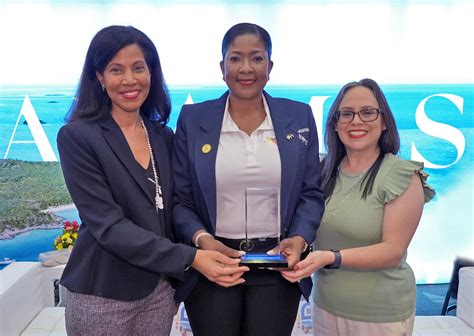 The Bahamas Ministry of Tourism, Investments & Aviation Officials