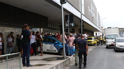 Sequestrador Atira Se Entrega E Ref Ns S O Liberados Em Dia De Medo No Rio