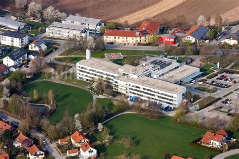 Landau an der Isar aus der Vogelperspektive Klinikgelände des