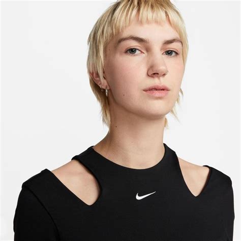 Camiseta Nike Sportswear Essentials Feminina Centauro