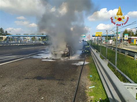 Incendio A13 Suv In Fiamme Code E Disagi