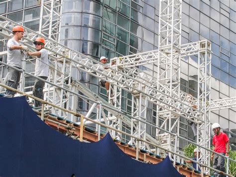 G1 Palco do Réveillon na Av Paulista começa a ser montado em SP