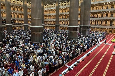 Sholat Tarawih Pertama Ramadhan Seluruh Saf Di Masjid Istiqlal