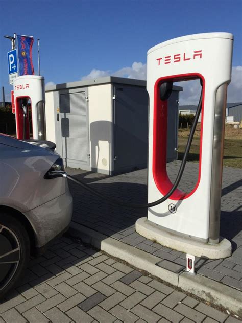 Tesla Phone Charger - Mini Tesla Supercharging Station