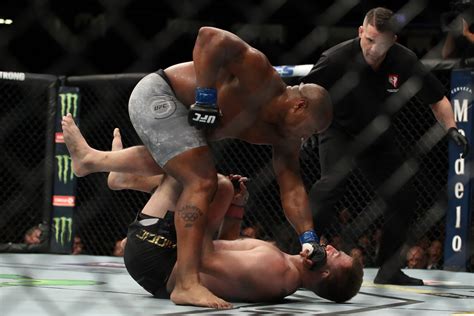 Cormier Faz Hist Ria Nocauteia Miocic E Faz Desafio A Brock Lesnar No