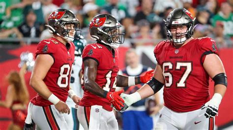 Bucs Luke Goedeke Is Playing Like One Of Nfls Best Offensive Linemen