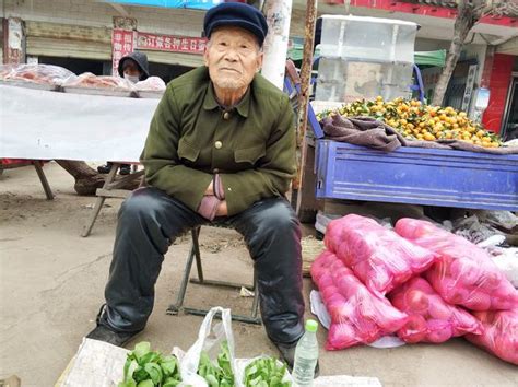 80歲老人集市賣菜，一毛一顆，我說不能吃，他卻說一家人吃不完 每日頭條