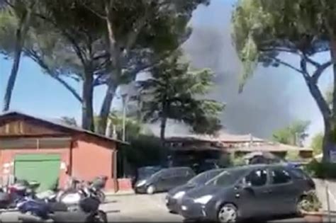 Incendio A Pietralata Colonna Di Fumo Nero Visibile Da Chilometri Di