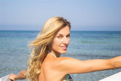 Jovem Mulher Bonita Na Praia No Dia Ensolarado Retrato Cara Foto De