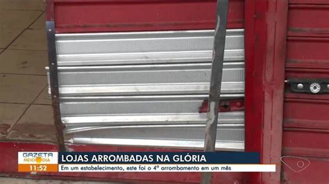 V Deo Criminosos Usam Pedra Machado E P De Cabra Para Arrombar Lojas