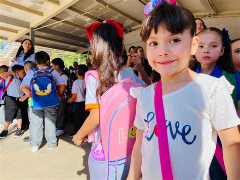 Fue casi medio millón de estudiantes los que regresaron a clases este