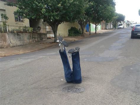 G1 Moradores sinalizam buraco boneco de ponta cabeça em Jaú