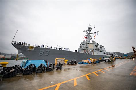 DVIDS - Images - USS Howard arrives in Yokosuka, Japan [Image 6 of 6]