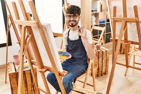 Hombre Hispano Con Barba En El Estudio De Arte Haciendo El Signo