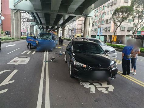 小貨車變換車道未注意路況 追撞停紅燈2車5傷 社會 自由時報電子報