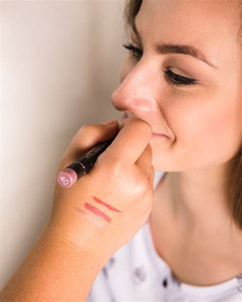 La Mano Del Artista De Maquillaje Aplicando L Piz Labial En Los Labios