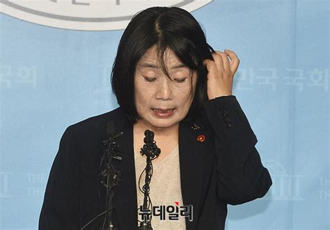 단독 미치겠다 윤미향 기부금 유용 재판 지지자들 속에 보좌진 섞여 있었네 Save Internet 뉴데일리