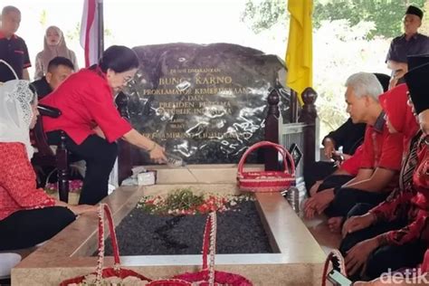 Megawati Ajak Ganjar Dan Mafud Md Ziarah Ke Makam Bung Karno Di Blitar