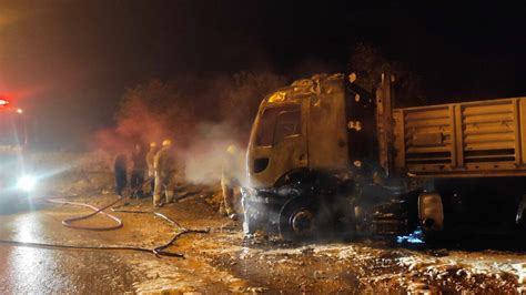 Köyde panik anları Tır alev topuna döndü Türkiye Gazetesi