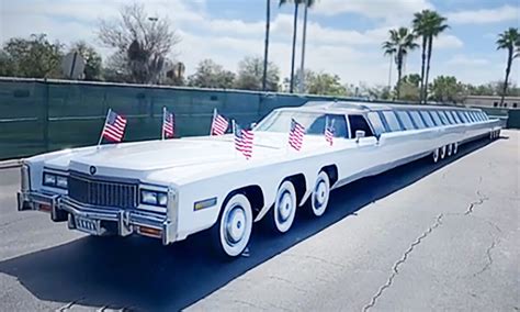 Un Homme Construit Une Limousine De 30 Mètres De Long Avec Une Piscine