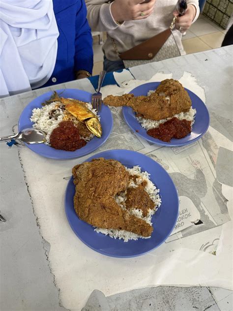 M'sians Amazed By 3 Huge Plates Of Rice With Chicken Which Cost Only