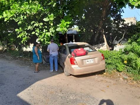 Mujer choca su automóvil contra jardín de su vecina en la colonia Las