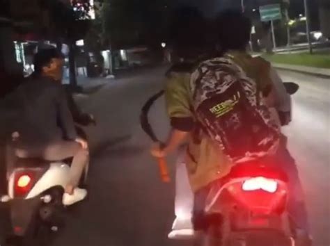 Naik Motor Rame Rame Para Pemuda Ini Acungkan Celurit Netizen Minta