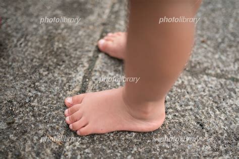 裸足の子供の足を水で洗っている場面とコピースペース 写真素材 [ 7105048 ] フォトライブラリー Photolibrary