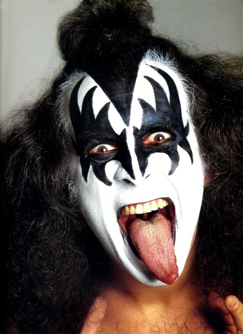 O Ba Do Edu Gene Simmons O Feioso Baixista Do Kiss Chega Aos Anos