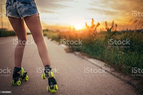 여자아이 에 롤러 스케이트 거리에 대한 스톡 사진 및 기타 이미지 거리 건강한 생활방식 공원 Istock