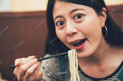 Premium Photo Asian Woman Eating Noodles In Japanese Local Restaurant