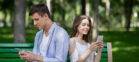 Nude é traição Pesquisa aponta o que é considerado infidelidade virtual Voz da Bahia