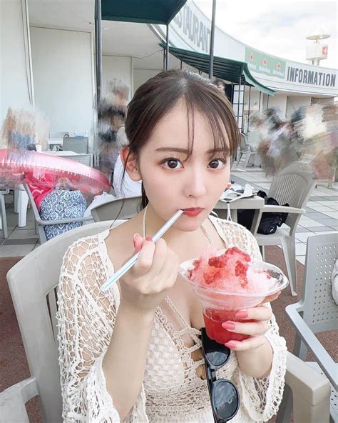 河野まひるさんのインスタグラム写真 河野まひるinstagram「今年の夏は昼間のプールも行けた🩵 いちご味のかき氷はやっぱりおいしい