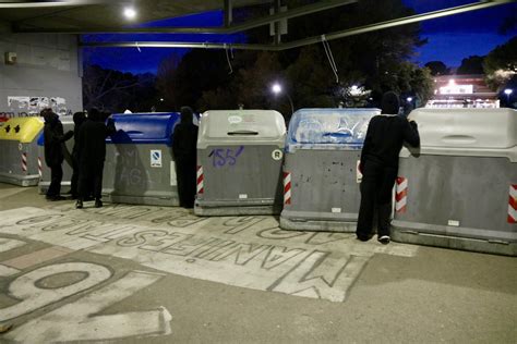 Accessos Tallats Barricades I Piquets Informatius Per La Vaga A La UAB