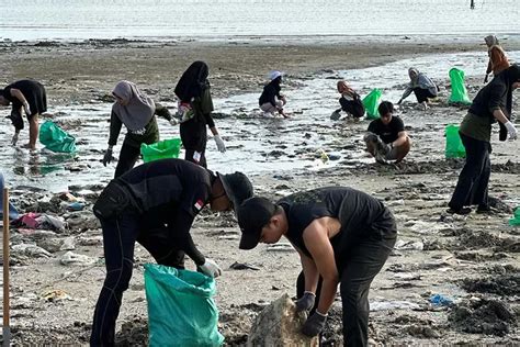 Aksi Bersih Sampah Di Pantai Pantura Warga Lokal Dan Orang Yang Lewat