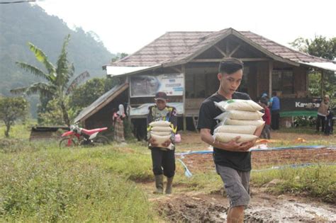 Berbagi Pangan Dan Mushaf Al Quran Di Wilayah Kp Cisadone Kab Bogor