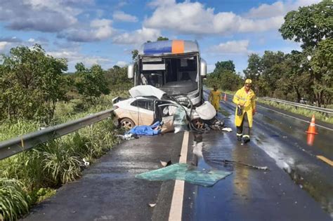 Colisão Entre Dois Carros E Um ônibus Deixa Cinco Mortos Na Br 020