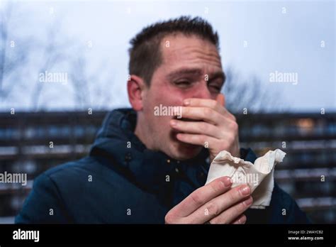 Baviera Germania Gennaio Un Malato Con Uno Starnuto Freddo