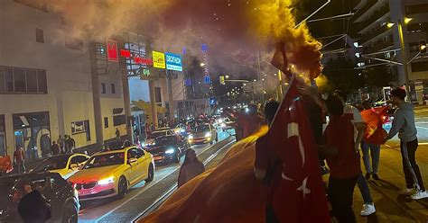 Türkei im Achtelfinale der EM 2024 Fans feiern mit Autokorso in