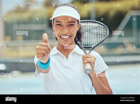 Tennis femme et pouces sourire heureux après l entraînement l