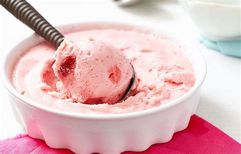 Banana Strawberry Frozen Yogurt Recipe — Eatwell101