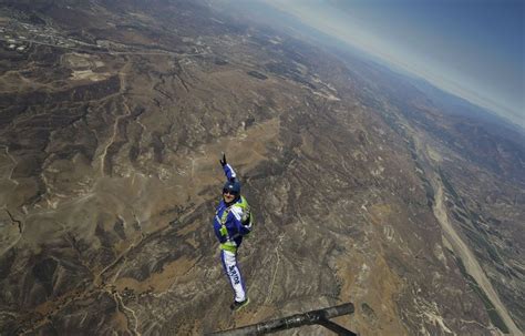 VIDEO Luke Aikins a réussi son saut sans parachute de 7 620 mètres