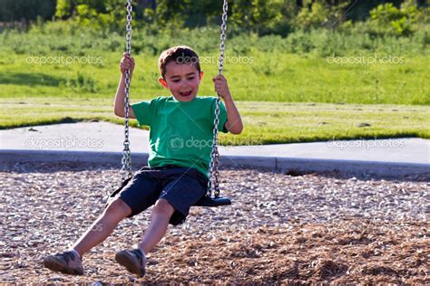 Niño Jugando En El Columpio — Fotos De Stock © Clickimages 30102331