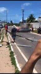 Carro Bate Em Poste E Interdita Tr Nsito Na Avenida Doutor Jo O