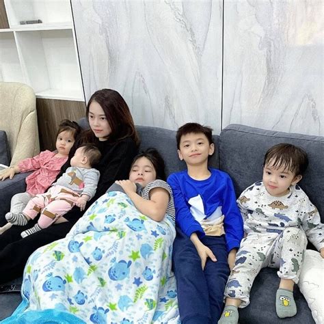 Những hot mom sinh con vẫn đẹp vạn người mê