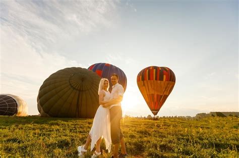 Premium Photo Beautiful Romantic Couple Hugging At Meadow Hot Air