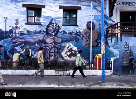 Un Mural Pintado En El Edificio De Correos En La Ciudad De Ushuaia