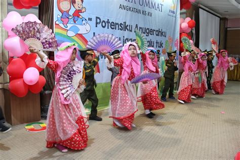 PARADE SENI DAN KREATIFITAS MERIAHKAN AKHIRUSSANNAH PAUD IT CAHAYA